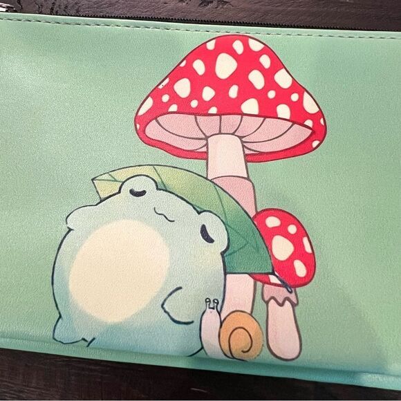 Green Small Pouch with Mushroom Design - Picture 3 of 4